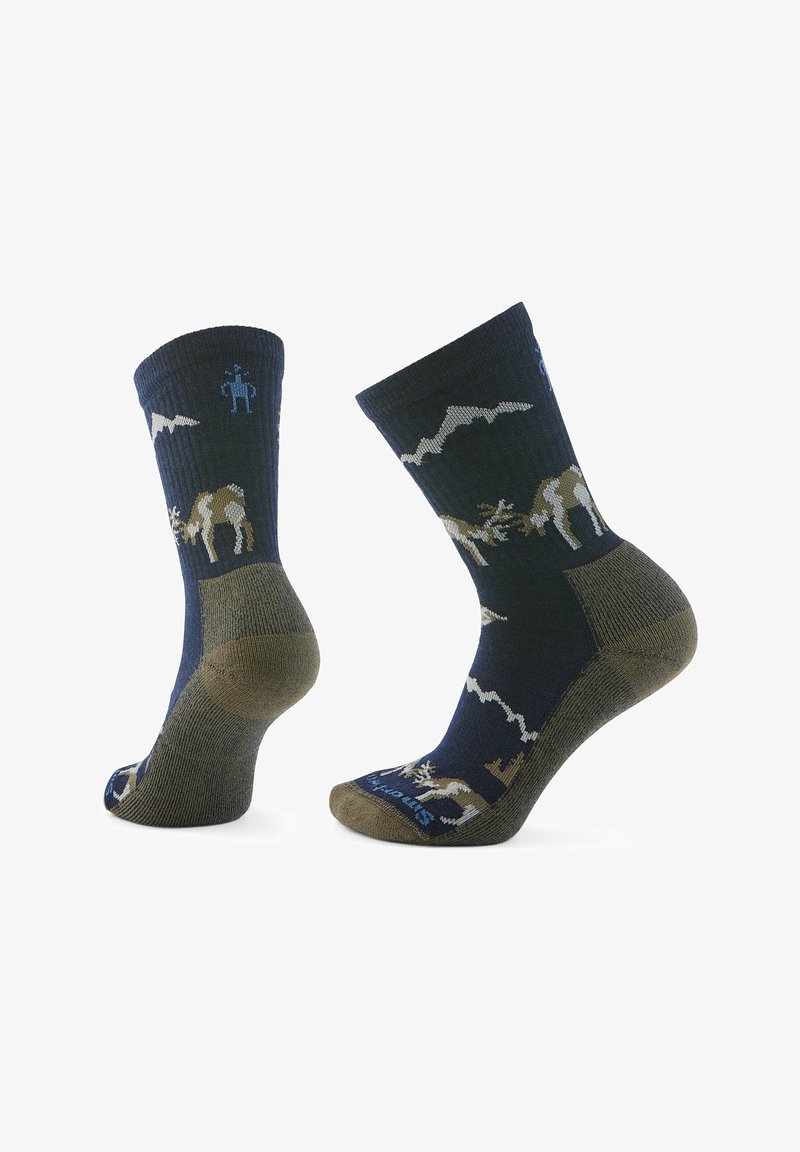 Skarpety wełniane w ciemnoniebieskich i oliwkowych odcieniach. Zawierają wzory z łosiami i górami. Prążkowana struktura z wyściełanym piętą i palcami.