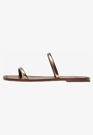 Sandales plates en bronze avec deux fines lanières, une semelle en cuir lisse et un design minimaliste, présentant une forme rectangulaire et un semelle légèrement texturée.