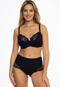 Czarny zestaw bielizny składający się z biustonosza z koronkowymi detalami oraz wysokiej talii majtek z teksturowanym wzorem po bokach. Gładkie wykończenie na całej powierzchni.