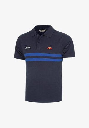 Granatowa koszulka polo z krótkim rękawem, z niebieskim poziomym paskiem i haftowanym logo na piersi. Wykonana z bawełnianej tkaniny.