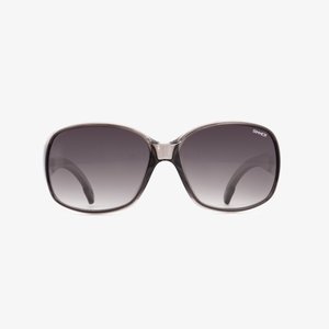 Slnečné okuliare s veľkými, tmavými gradientovými sklenými šošovkami, odvážnym nadrozmerným tvarom a priesvitným sivým rámom. Na boku sa nachádza logo značky.