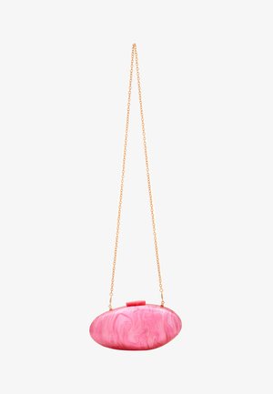 Rosa marmorierte Clutch-Tasche mit einer Kettenriemen, ovaler Form, glänzender Oberfläche und einem Verschluss. Goldene Hardware-Akzente sind sichtbar.
