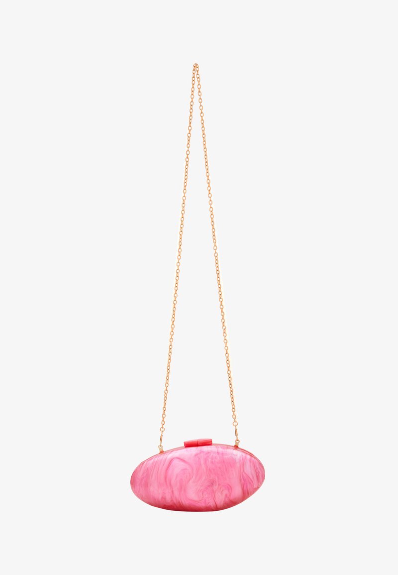 Lyserød marmorert clutch taske med en kæde rem, oval form, blank overflade og en lukning med spænde. Guld hardware-detaljer er synlige.