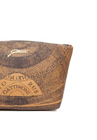 Brun lynlåsede pouch med sort detaljeret kortlignende tryk og guld "Gattinoni" logo i den øverste venstre hjørne.