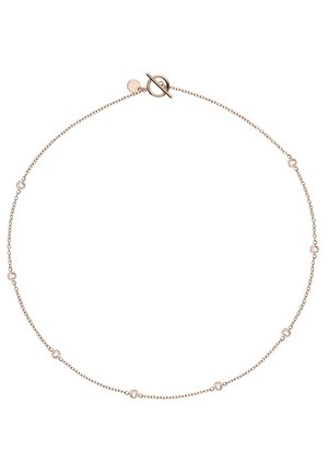 Delikatny złoty naszyjnik z łańcuszkiem, ozdobiony równomiernie rozmieszczonymi małymi, okrągłymi, przejrzystymi kamieniami szlachetnymi oraz okrągłym zapięciem typu toggle.