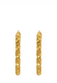 Goldene Creolen mit einer strukturierten, facettierten Oberfläche. Der kreisförmige Stil, der glatte Verschluss und das polierte Finish schaffen ein markantes Design.