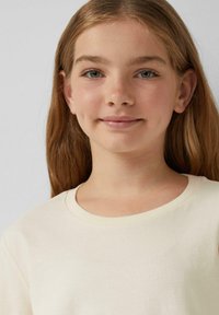 Lichtbeige, zachte katoenen t-shirt met een ronde halslijn. Heeft een gladde textuur en een relaxte pasvorm, geschikt voor casual gebruik.
