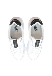 Vita sneakers med svarta accenter, slät läderöverkant, snörningsdesign, upphöjd vit sula och logotyp tryckt på häl och inredning.