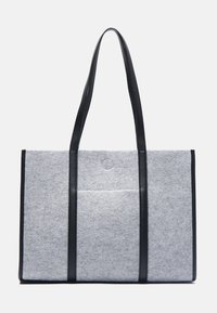 Grå tygväska med svarta läderhandtag, rektangulär form och en framsida med ficka, med en rund tryckknappslås upptill.