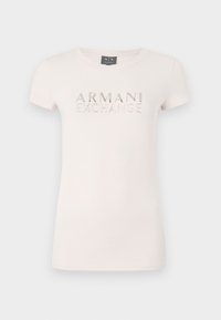 Tricou scurt roz deschis, cu mânecă scurtă, având un logo reliefat "ARMANI EXCHANGE" în accente metalice. Material moale, guler rotund clasic, formă ajustată.