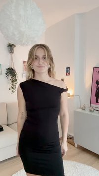 Melnā kleita ar vienu plecu, izgatavota no pieguļoša, elastīga auduma. Ceļa garuma dizains izceļ elegantu siluetu un minimālistisku stilu.