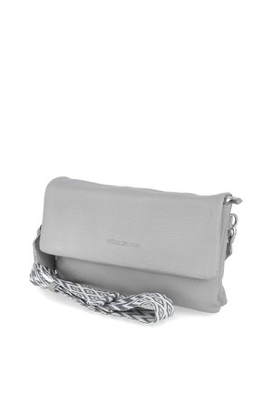 Kleine graue Leder-Umhängetasche mit Klappe und abnehmbarem schwarz-weiß gemustertem Gurt daneben liegend.