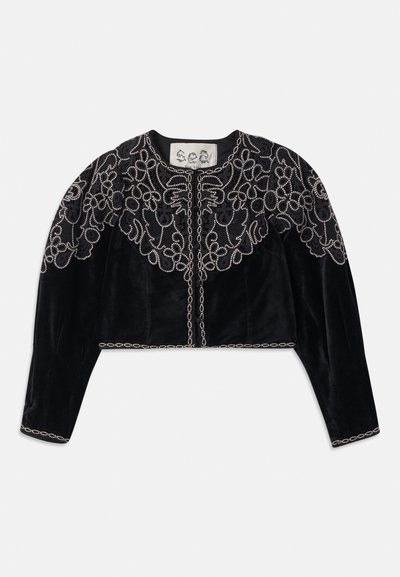 Czarna krótka aksamitna kurtka z misternym koralikowym haftem w kwiaty oraz przypominającą łańcuch lamówką wzdłuż dekoltu i hemu. Długie rękawy.