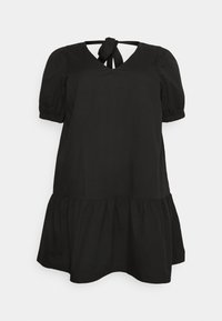Vestito nero a maniche corte con maniche a palloncino, orlo della gonna arricciato e scollo a V legato con un fiocco sul retro del collo.