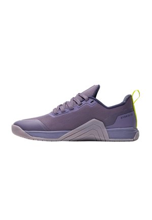 Zapatilla deportiva morada de corte bajo con cordones, suela texturizada y lengüeta amarilla en el talón, etiquetada con "HYBRID 1.0" en el lateral.