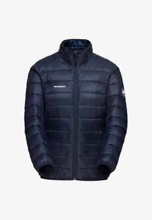 Marineblaue Steppjacke mit hochgeschlossenem Kragen, Reißverschluss vorne und horizontalem Steppmuster. Logo auf der linken Brust, elastische Bündchen und glatte Textur.