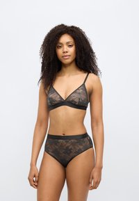 Μαύρο μπραλέτο από δαντέλα και σλιπ με ψηλή μέση που διαθέτουν λουλουδάτα σχέδια. Το μπραλέτο έχει ρυθμιζόμενους ιμάντες και ελαστική ταινία με λογότυπο.