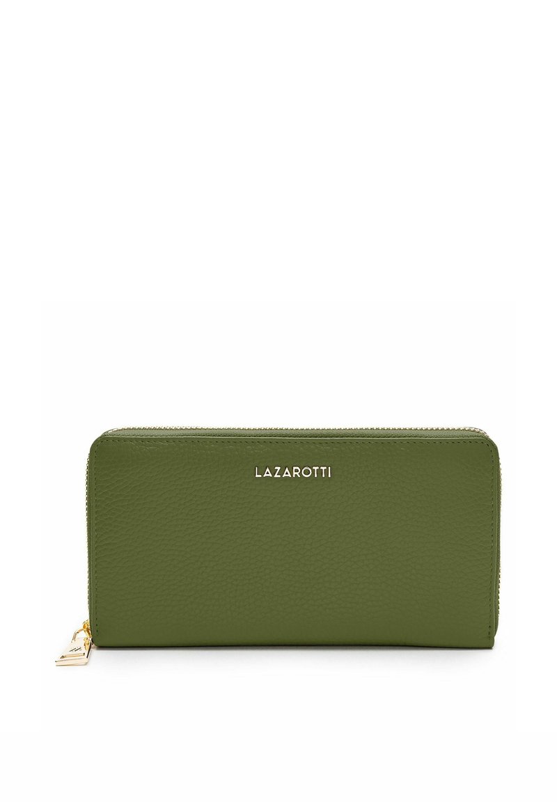 Portefeuille en cuir vert avec une finition texturée, présentant une fermeture éclair dorée et un logo de marque en relief argenté. Forme rectangulaire.
