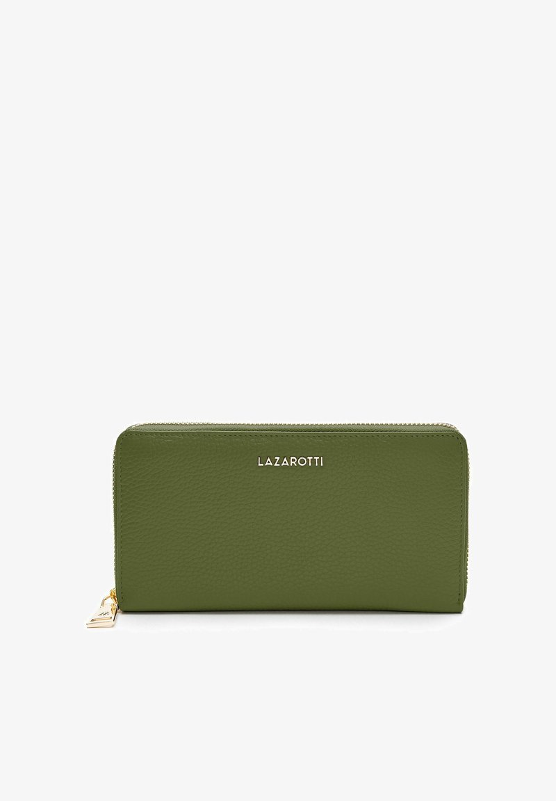 Cartera de piel verde con acabado texturizado, que presenta un cierre de cremallera en tono dorado y un logo de la marca en relieve en plata. Forma rectangular.