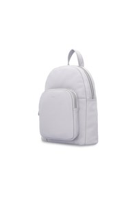 Ljust grå läderryggsäck med rundad form, med en framzipprad ficka och ett handtag på toppen. Slät textur och minimalistisk design.