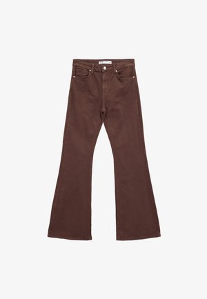 Braune, ausgestellte Jeans aus Denim mit Fronttaschen, einem Knopfverschluss und einer glatten Textur. Keine sichtbaren Muster oder Verzierungen.