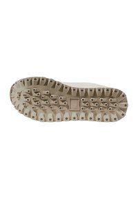 Suela de zapato en goma beige con un patrón de tracción angular, con tapones triangulares en relieve y detalles de refuerzo circulares.