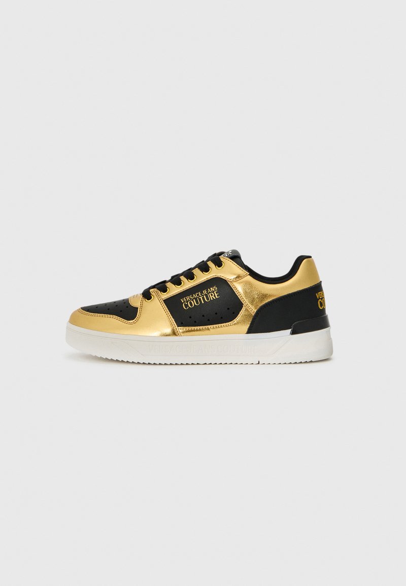 Sorte og gyldne sneakers med en skinnende metallisk finish, tekstureret overdel, perforerede detaljer, snørebåndslukning og hvid gummisål.