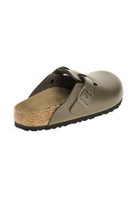 Birkenstock-stil træsko i mørkegrøn. Lavet af glat syntetisk materiale med en justerbar rem og kork indersål. Struktureret gummisål.