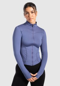 Helllila Sportjacke mit hohem Kragen, Vollreißverschluss und figurnahem Schnitt. Verfügt über lange Ärmel und Daumenlöcher für zusätzlichen Schutz.