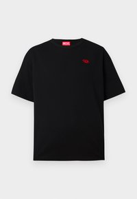T-shirt en coton noir avec un col rond, arborant un logo rouge brodé sur la poitrine gauche. Manches courtes, coupe décontractée, texture lisse.