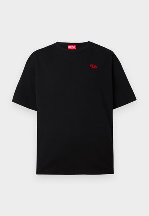Czarna bawełniana koszulka z okrągłym dekoltem, z czerwonym haftowanym logo po lewej stronie klatki piersiowej. Krótkie rękawy, luźny krój, gładka tekstura.