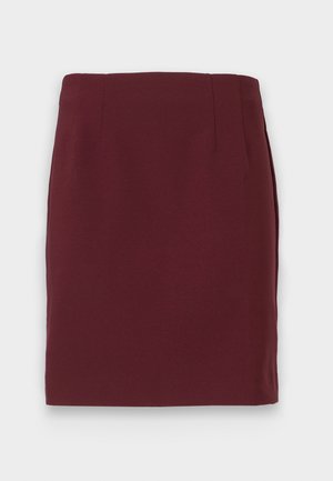 Bordeauxfarbene knielange Bleistiftrock mit glattem Textil und dezenten Nahtdetails an der Taille, auf weißem Hintergrund präsentiert.