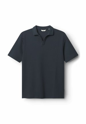 Donkerblauwe polo met korte mouwen en een gestructureerd patroon. Bevat een klassieke kraag en een subtiele logo aan de linkerkant.