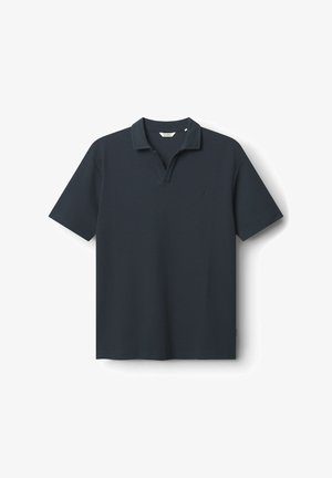 Tumši zila polo krekls ar īsām piedurknēm un teksturētu rakstu. Tam ir klasiskā tipa apkakle un diskrēta logo kreisajā pusē.