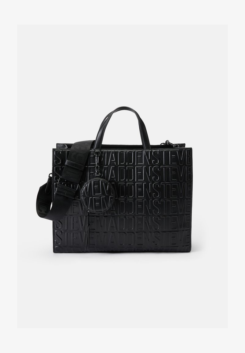 Sort læder tote taske med præget "STEVE MADDEN" logo, dobbelte top-håndtag, aftagelig rem, og en rund pung fastgjort med hardware.
