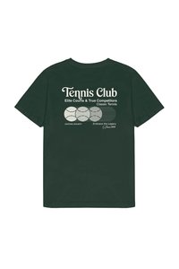Tamsiai žalias medvilninis marškinėliai su baltais užrašais "Teniso klubas" ir grafikos elementais, įskaitant teniso kamuoliukus ir linijas.