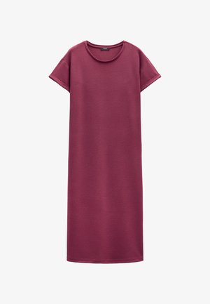 Ciemnoczerwona sukienka T-shirt z miękkiej dzianiny jersey. Posiada krótkie rękawy, okrągły dekolt i prostą sylwetkę. Bez wzorów ani ozdób.