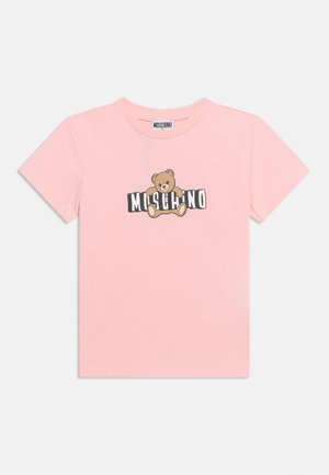 Różowy bawełniany t-shirt z grafiką uśmiechniętego misia i napisem "MOSCHINO" w pogrubionych czarnych literach. Krótkie rękawy i okrągły dekolt.