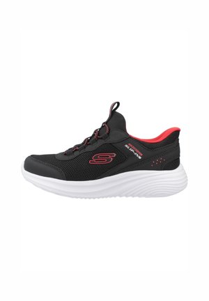 Zapatilla Skechers tipo slip-on en negro y rojo, con parte superior de malla, cordones elásticos y suela blanca gruesa y acolchada.