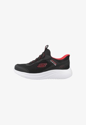Baskets Skechers noires et rouges à enfiler, avec dessus en mesh, lacets élastiques et semelle blanche épaisse et rembourrée.