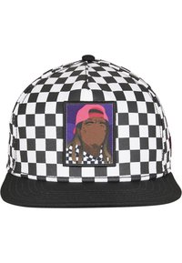 Cappello a scacchi in bianco e nero con visiera piatta, dotato di un'etichetta quadrata che raffigura un personaggio con lunghi capelli e un cappello rosa.