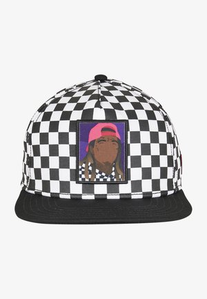 Fekete-fehér sakktáblás sapka lapos karimával, négyzet alakú folttal, amelyen egy hosszú hajú karakter látható, rózsaszín kalappal.