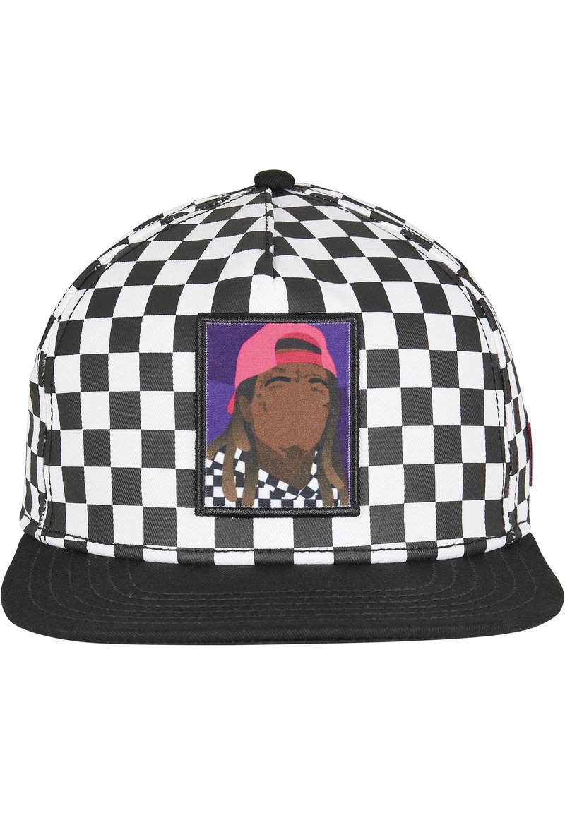 Cappello a scacchi in bianco e nero con visiera piatta, dotato di un'etichetta quadrata che raffigura un personaggio con lunghi capelli e un cappello rosa.