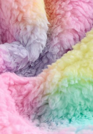 Textúrázott, pasztell színű műszőrme, amely világos rózsaszín, levendula, sárga és zöld árnyalatokban játszik, lágy és bolyhos megjelenéssel.