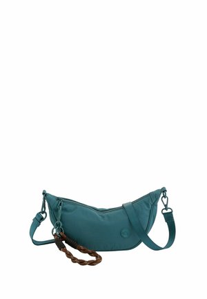 Türkisfarbene halbmondförmige Schultertasche mit verstellbarem Riemen und braun geflochtenem Griffdetail, Reißverschluss am oberen Verschluss und dezentem Logo vorne.