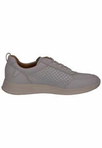 Sneaker bianco in pelle con design perforato, suola piatta in gomma e chiusura con lacci. Presenta una soletta marrone e una forma minimalista.