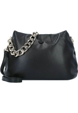 Sac à main en cuir noir souple avec une courte chaîne argentée épaisse et une longue bandoulière fine sur fond blanc.