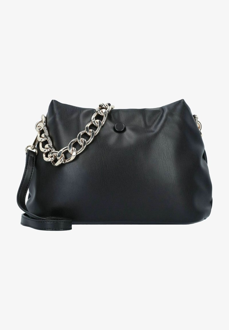Sac à main en cuir noir souple avec une courte chaîne argentée épaisse et une longue bandoulière fine sur fond blanc.