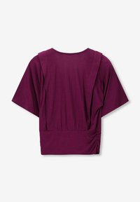 Haut à manches courtes de couleur violet profond, avec un large décolleté, un détail froncé dans le dos et un tissu doux et léger.