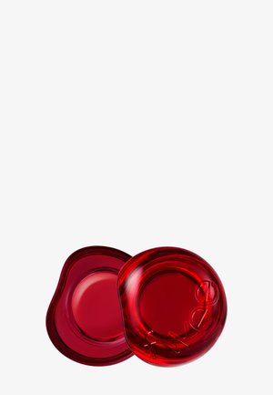 Deux contenants cosmétiques rouges brillants à forme irrégulière, dont un est ouvert et montre une crème lisse à l’intérieur, sur un fond blanc.